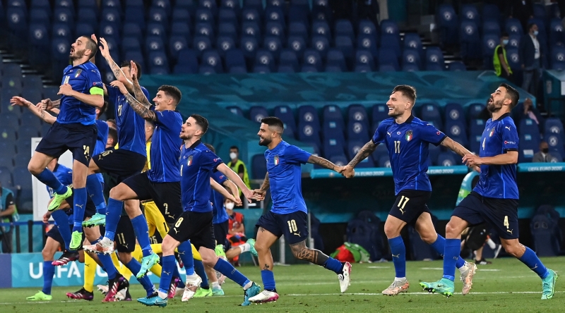 意大利再以3比0大胜瑞士，提前1轮从小组出线，成为本届欧洲杯第一支闯入16强的球队，全队赛后狂欢庆祝胜利。（欧新社照片）
