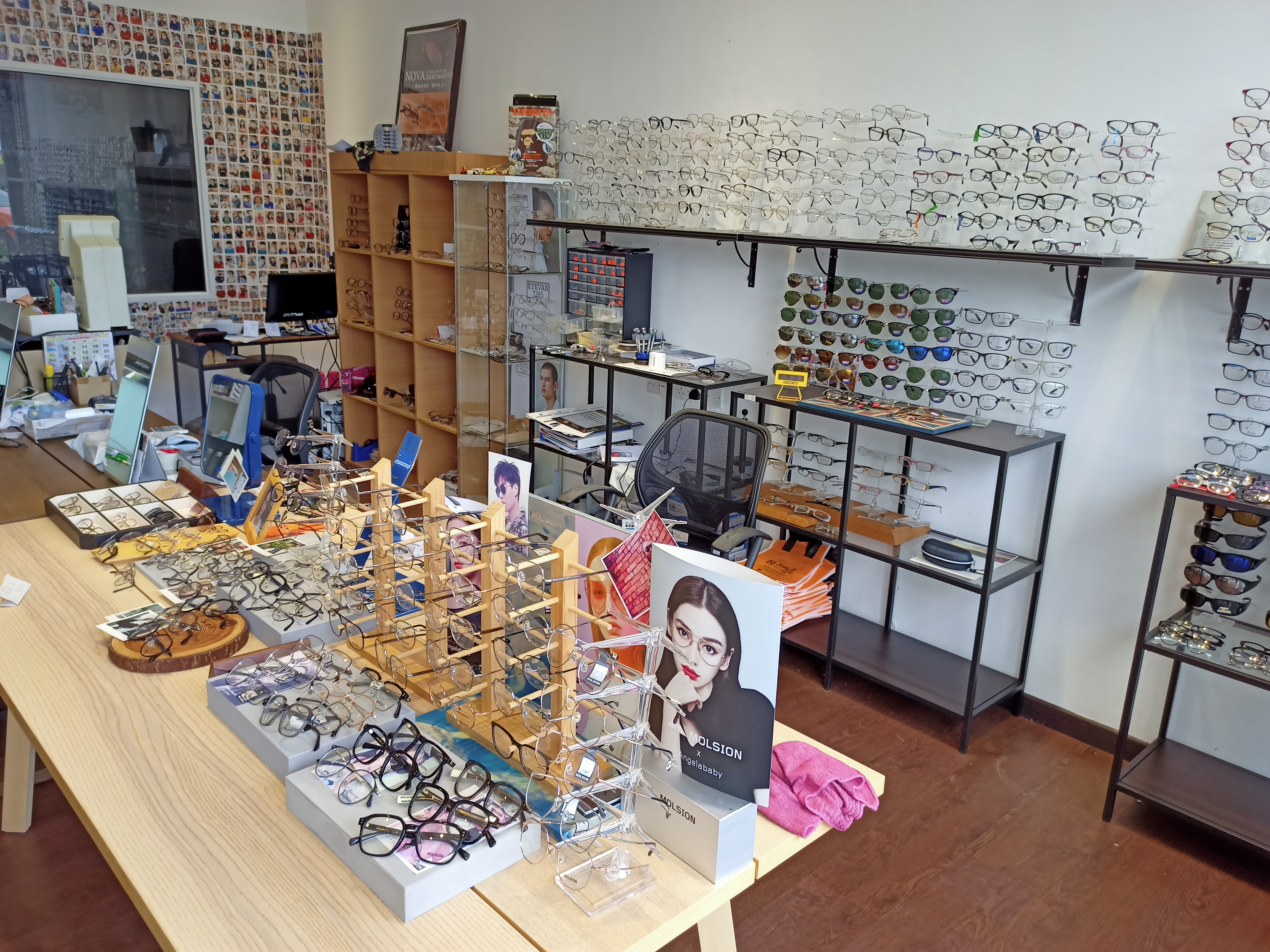 眼镜店多数以售卖眼镜框和验眼、配制眼镜片服务为主。