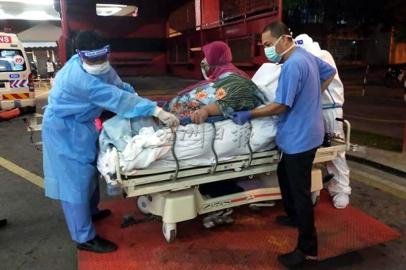 300公斤病患转院治疗 消防员出动卡车载送
