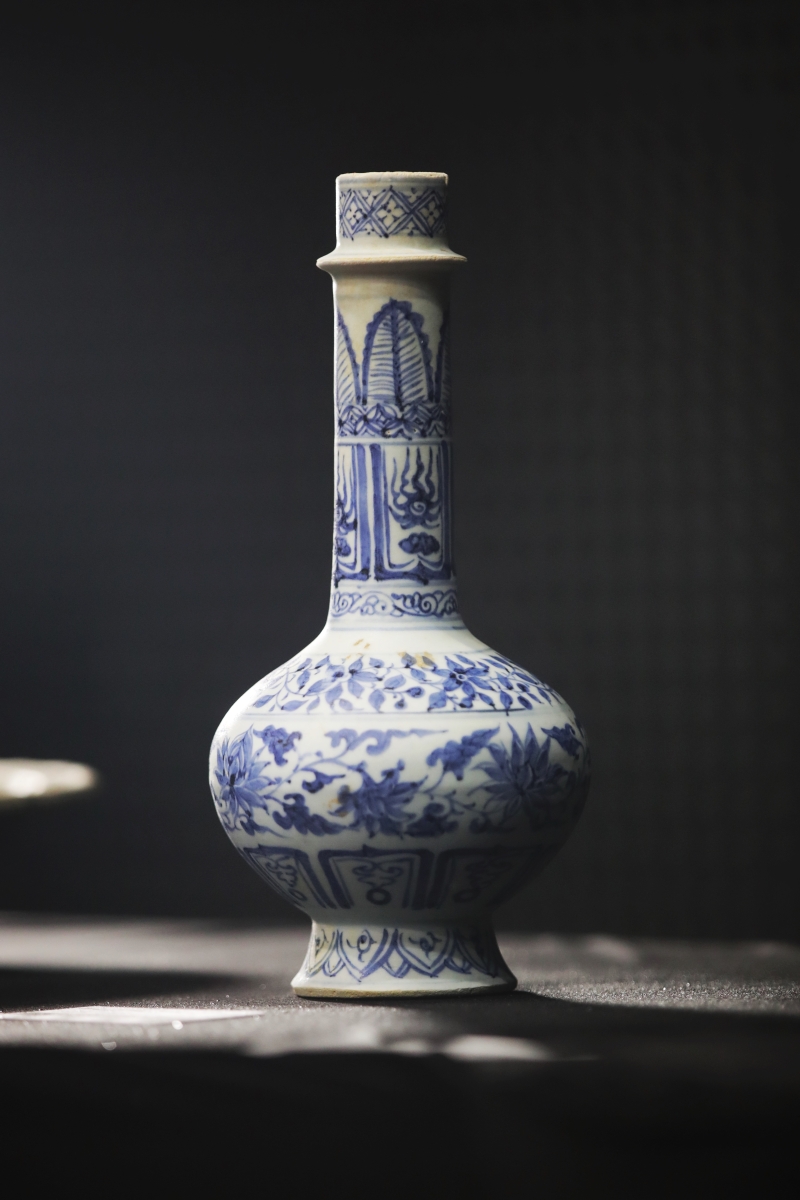 SEAS海洋考古团队在第一艘沉船发现的这个青花瓷瓶，被认为是世界上唯一有这种形状的元代青花瓷瓶。（海峡时报）