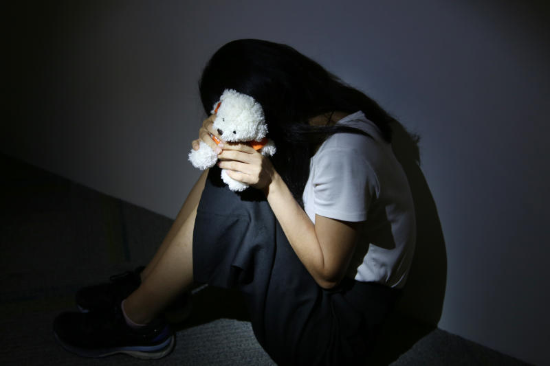 女童因被性骚扰留下心理阴影，曾自残并试图吞药自杀。（档案示意图）