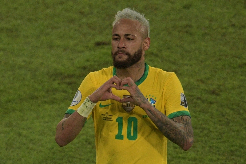 内马尔近6场国际赛为巴西攻获7球5助攻，状态相当火热。图为内马尔进球后比心庆祝。（法新社照片）