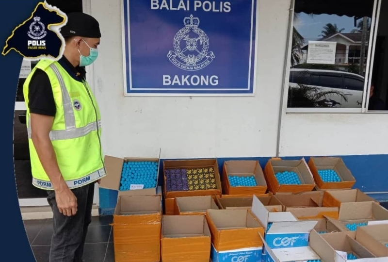 警员将起获的走私电子烟液带返巴贡警局。