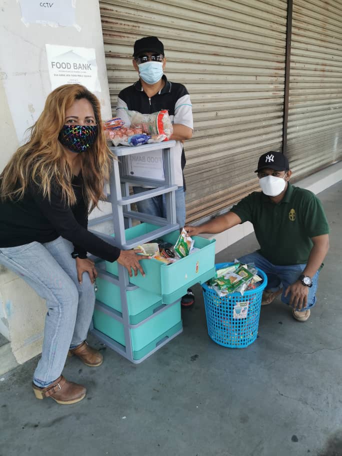 Irene（左）和团队每天都会前往食物库检查物资情况。