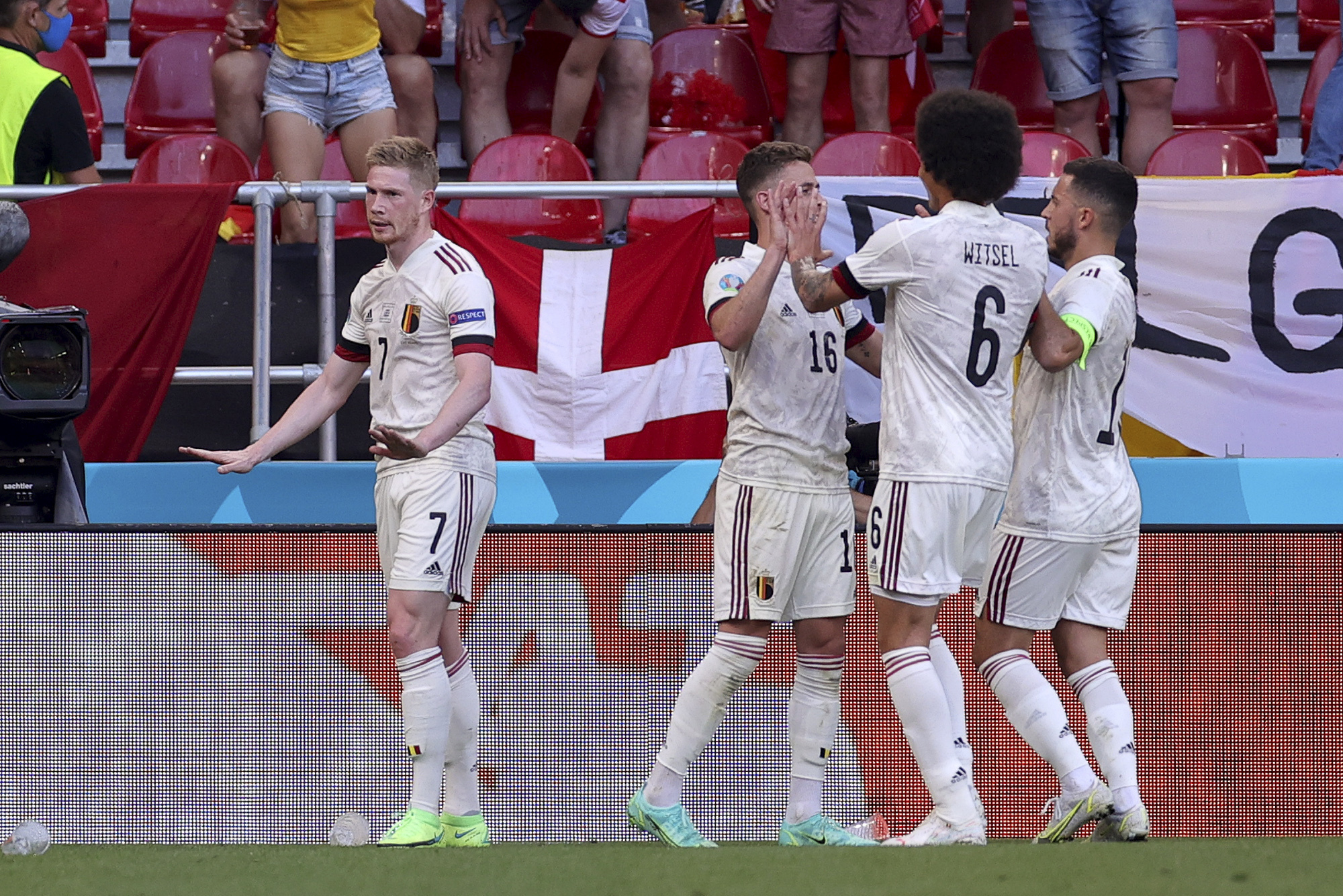 比利时反超比分后，队友庆祝进球，德布劳内（左）出于对丹麦当家球星埃里克森的尊重，拒绝加入。（美联社照片）

