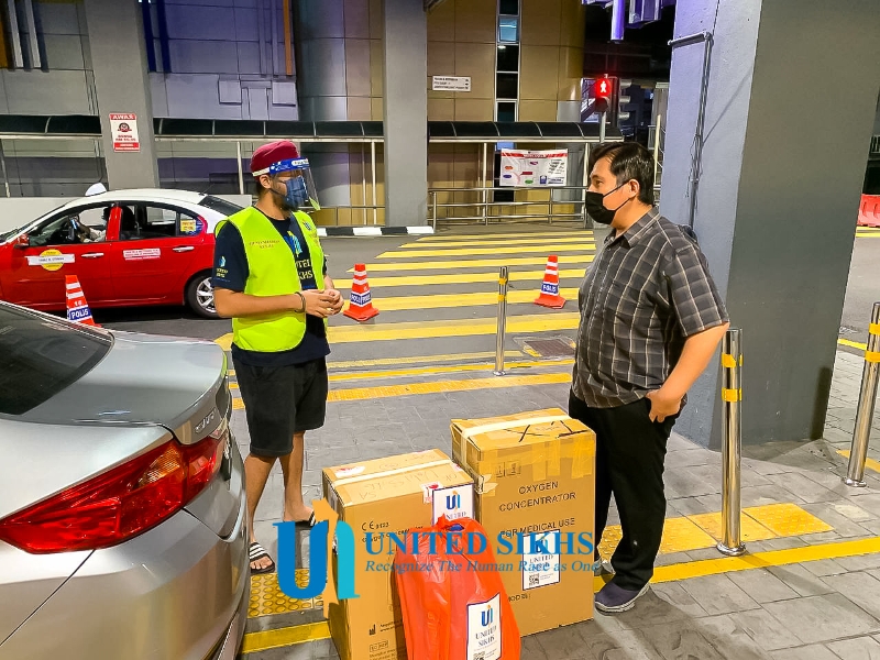 马来西亚联合锡克组织交付2个氧气浓缩器和1个 氧气包及血氧仪给一个正在康复的穆斯林家庭。（United Sikhs Malaysia脸书照片）