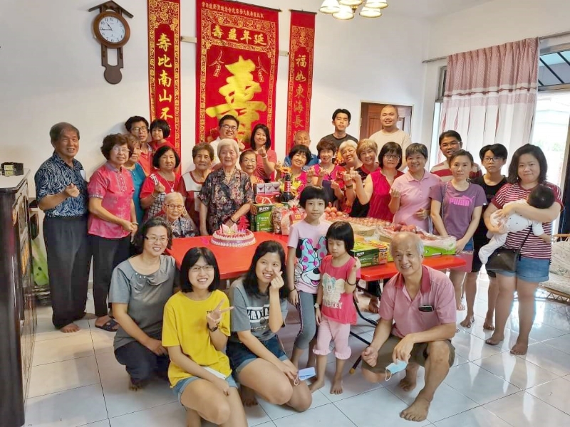 苏再的家人在去年为她举行90岁大寿，张玉英为了贺礼筹备了两年。