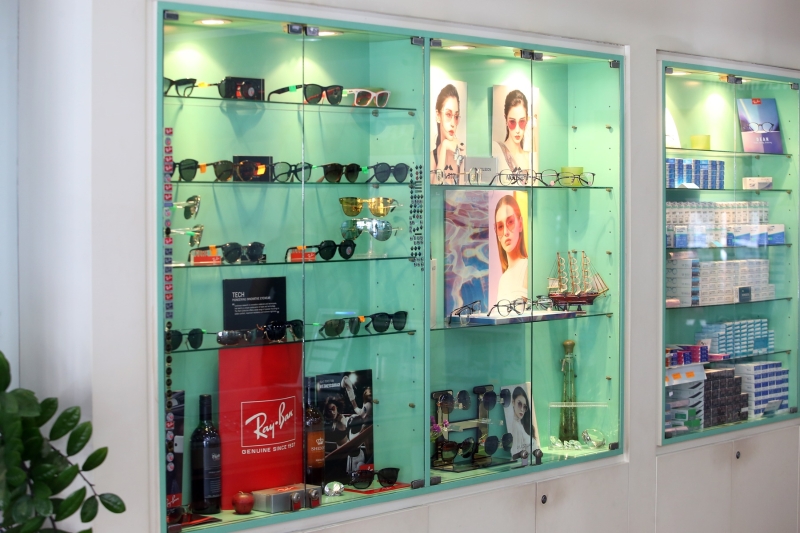 眼镜店虽然也售卖太阳眼镜、隐形眼镜等其他副产品，但主要还是靠配眼镜及出售眼镜生意为主。