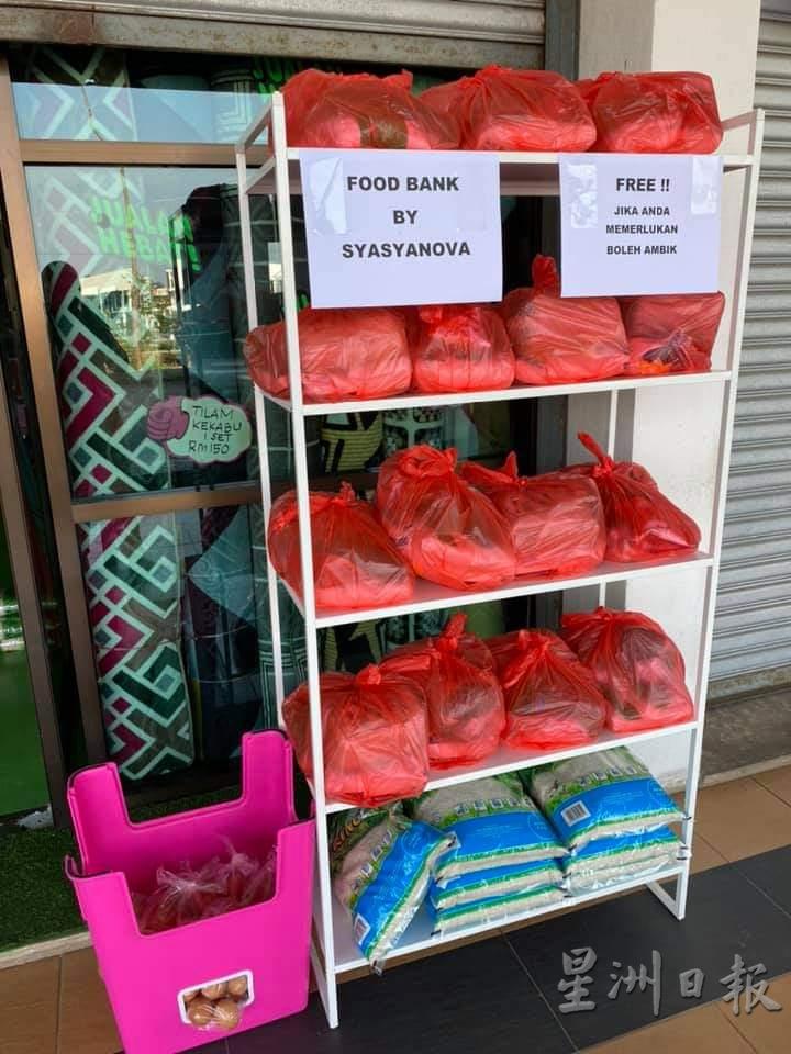 Syasya Nova Store本月6日开始举办为期一个星期的食物库计划，在商店外放置食物库货架，让有需要者自取。