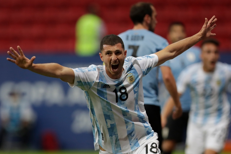 吉多.罗德里格斯接应梅西吊传头锤破门，助阿根廷在队史第1000战力挫乌拉圭。图为罗德里格斯进球后振臂庆祝。（美联社照片）