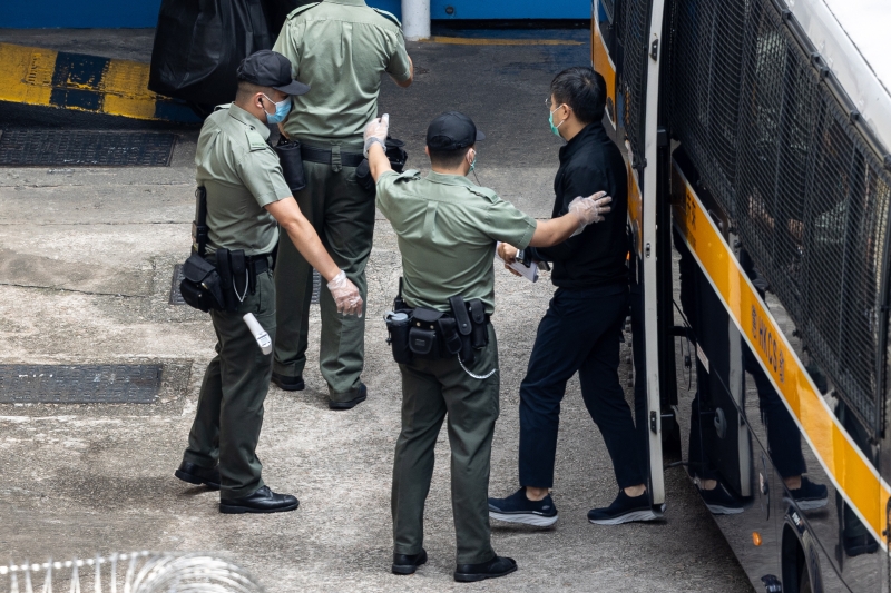 香港壹传媒行政总裁张剑虹（上图）及《苹果日报》总编辑罗伟光（下图）被拒保释，周六出庭后分别由两辆囚车押送到荔枝角收押所。（欧新社照片）