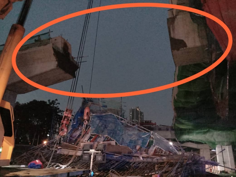 12公尺高处的施工中桥梁突然坍塌落下，碎片砸伤正在地下工作上的2名外籍建筑员工。