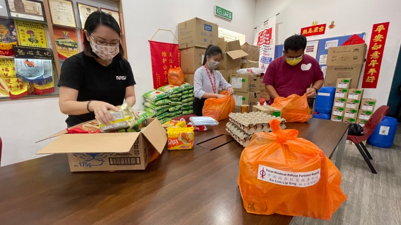 不少热心人士及团体捐赠食物及物资，并由林立迎服务中心送出给有需要者。