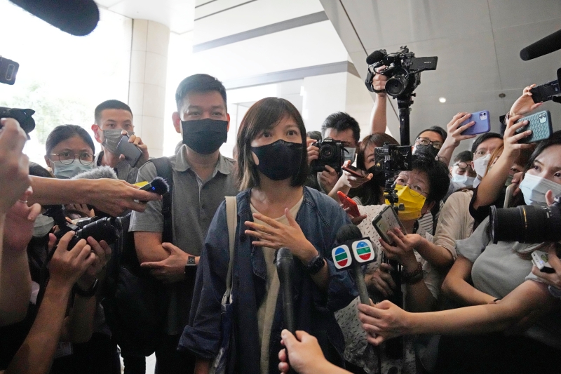 获保释的香港苹果日报副社长陈沛敏周六有到法庭旁听，她步出法庭时，各媒体记者涌前追访。（美联社照片）