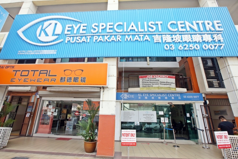 业者指出，顾客若急需更换眼睛，也可选择先到眼科中心检查眼睛，确定度数后再到店里配新眼镜，但却需一笔额外的费用。