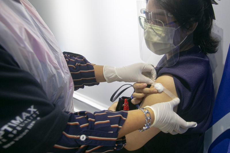医护人员星期日为吉隆坡批发公市逾2000人接种第一剂疫苗。