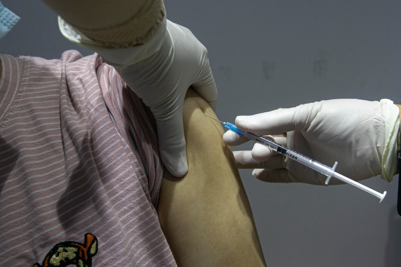 医护人员小心翼翼进行注射疫苗。