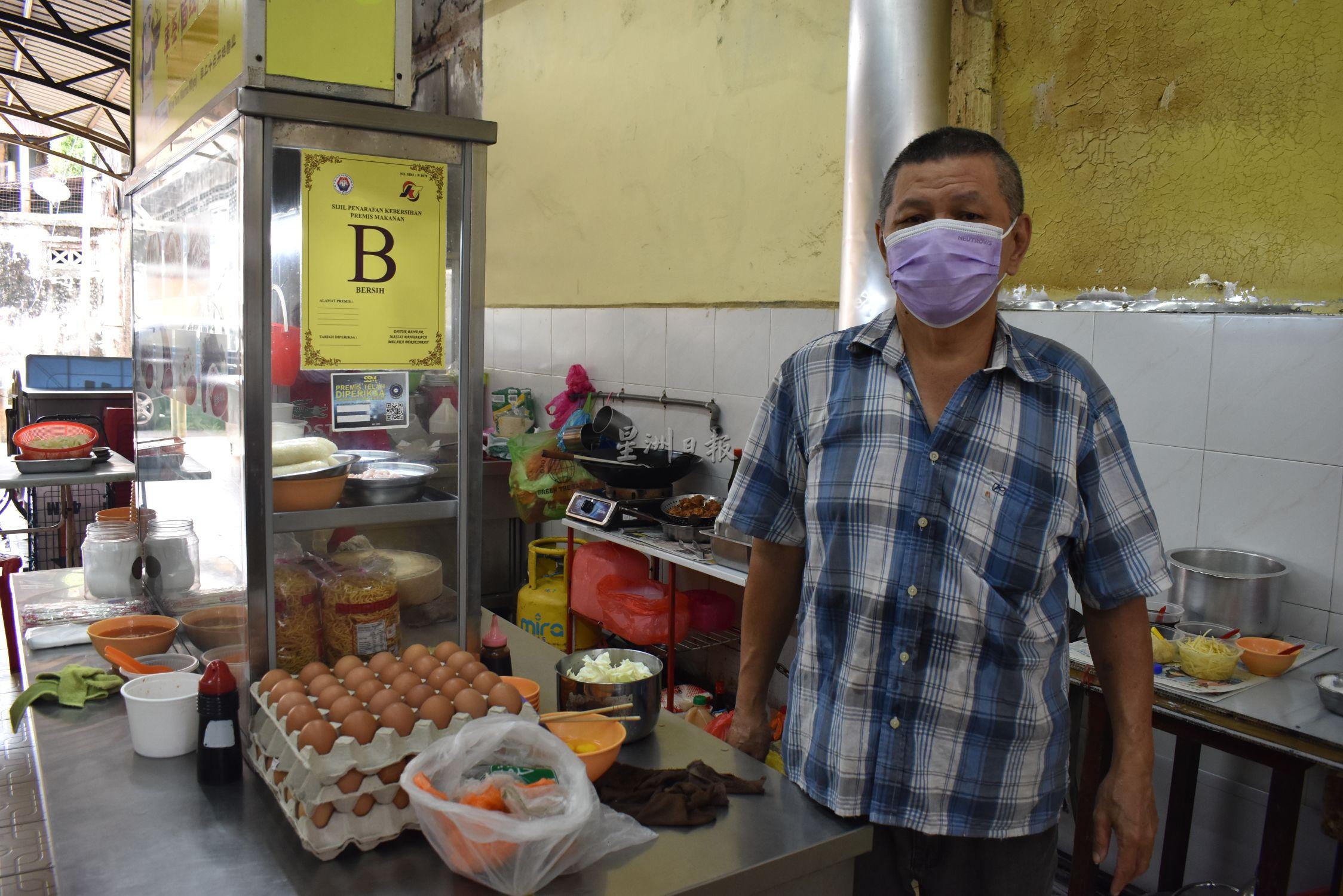 煮炒小贩张明荣表示，少人做工，打包的顾客自然减少。