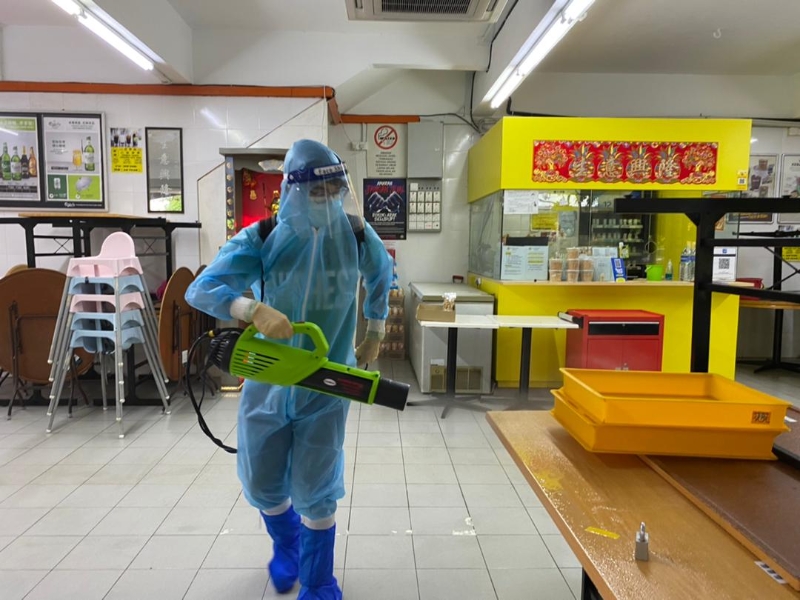 林怡威及其团队周六已前往灵市SS2朝阳商业区茶室进行消毒工作。
