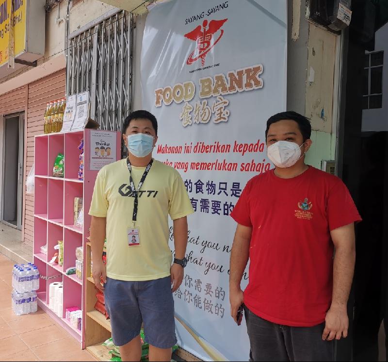 徐忠鸿（左）和罗凯明一同设立食物库，希望可以帮助更多有需要的人。