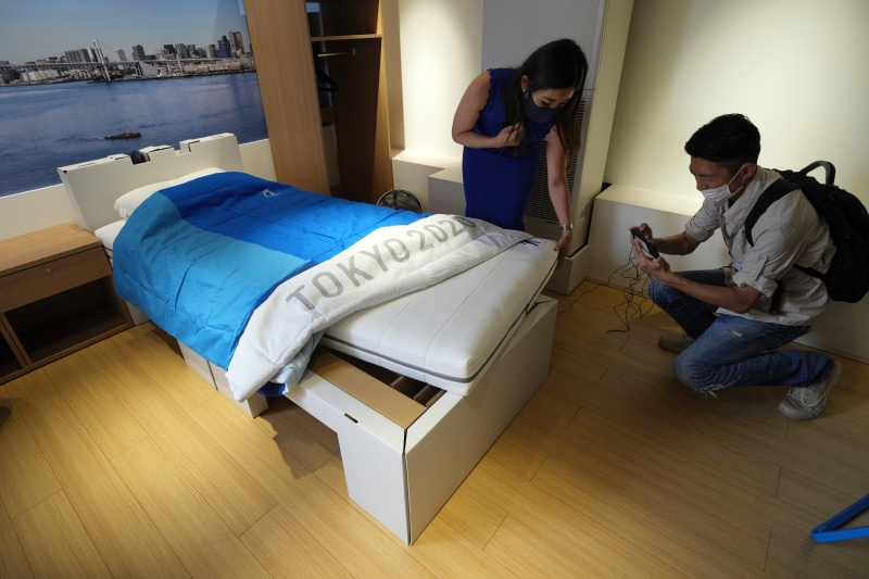 媒体人员观看运动员的床位 ，床是可回收的硬纸板床及聚乙烯制造的床垫，除可减少浪费资源，更可达到环保及再循环用途。（美联社照片）