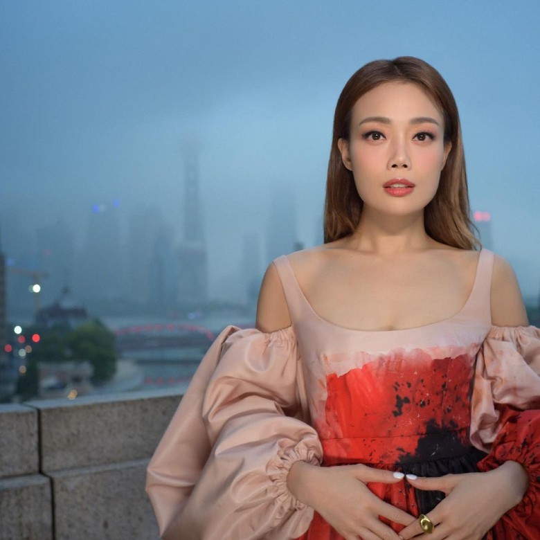 容祖儿穿粉色泡泡袖低胸裙在上海出席时装活动。
