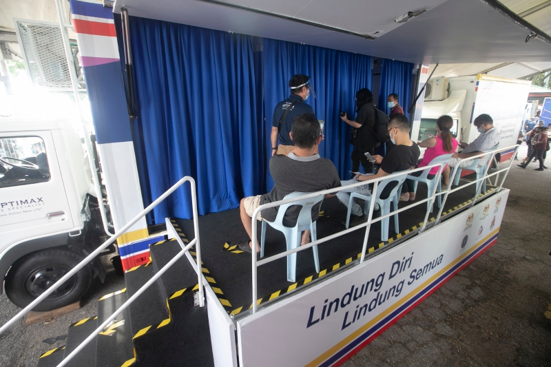 联邦直辖区部出动4辆疫苗流动卡车，开往吉隆坡批发公市为当地商家和员工接种疫苗。