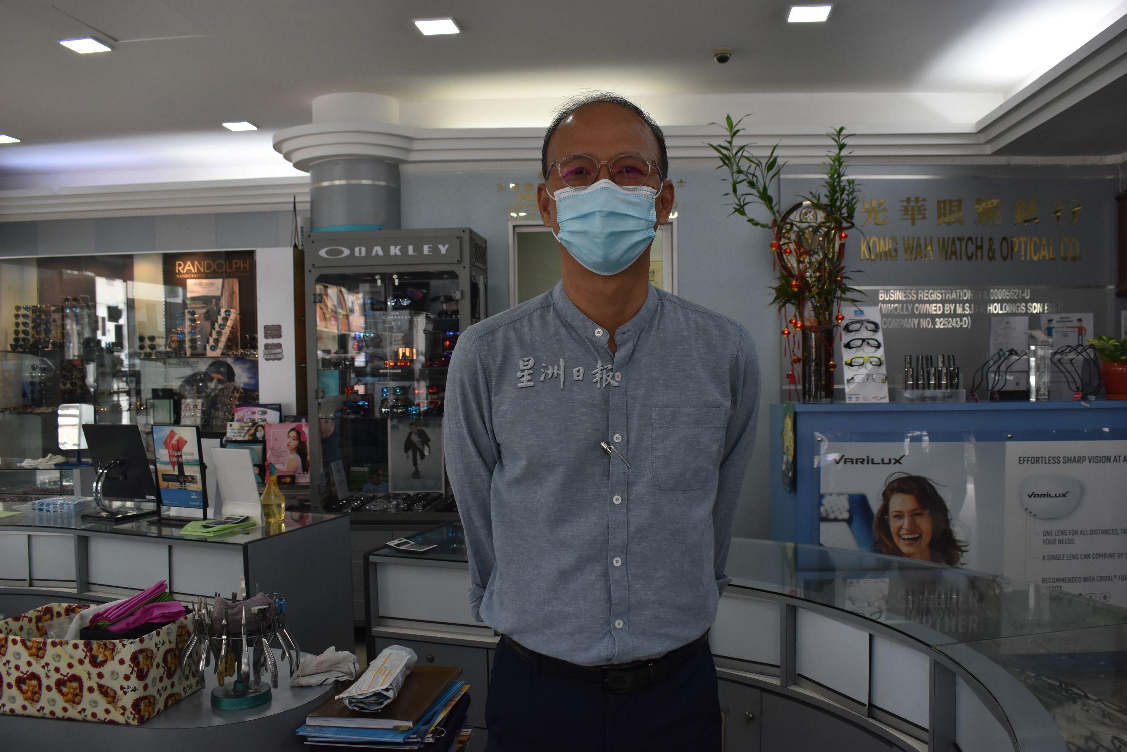 李泳华表示，目前都是为顾客做一些眼镜服务，生意也比疫情前差很多。