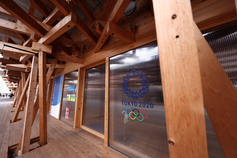 选手村奥运广场是使用木材建造的建筑，里面有的设施里商店、咖啡厅和银行等，所有木材将在奥运结束后拆除，还给捐献单位使用。（法新社照片）