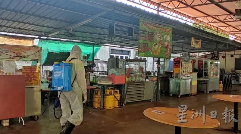 行动党哥打拉玛自愿消毒队为Coffee & Rotea小贩中心消毒。

