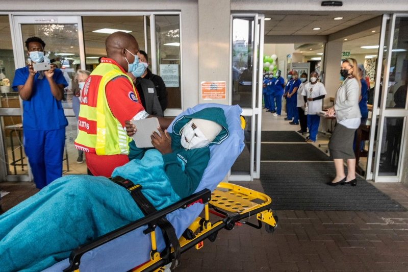 柯马扎纳头上套着一件带兜帽的绿色毛衣，脸上缠着白色绷带，抵达医院准备接受整型手术。当坐着轮椅的他被推入医院大楼时，众人为他鼓掌欢呼。（图：法新社）