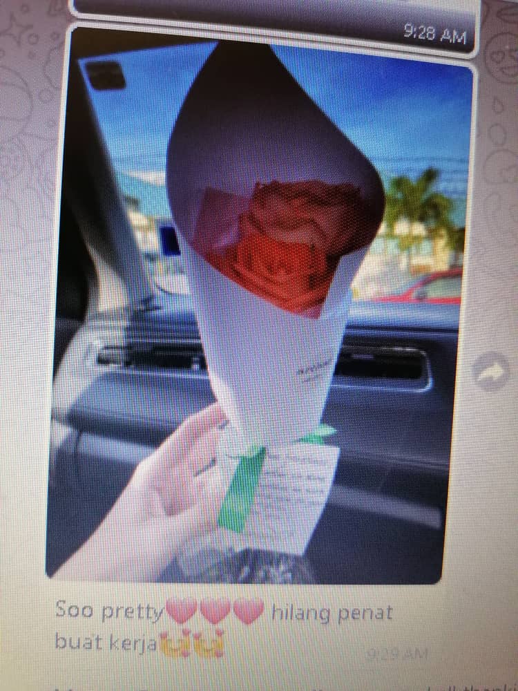 一名前线人员收到鲜花后，发送图片简讯予希望社群组织表示谢意和欣喜。