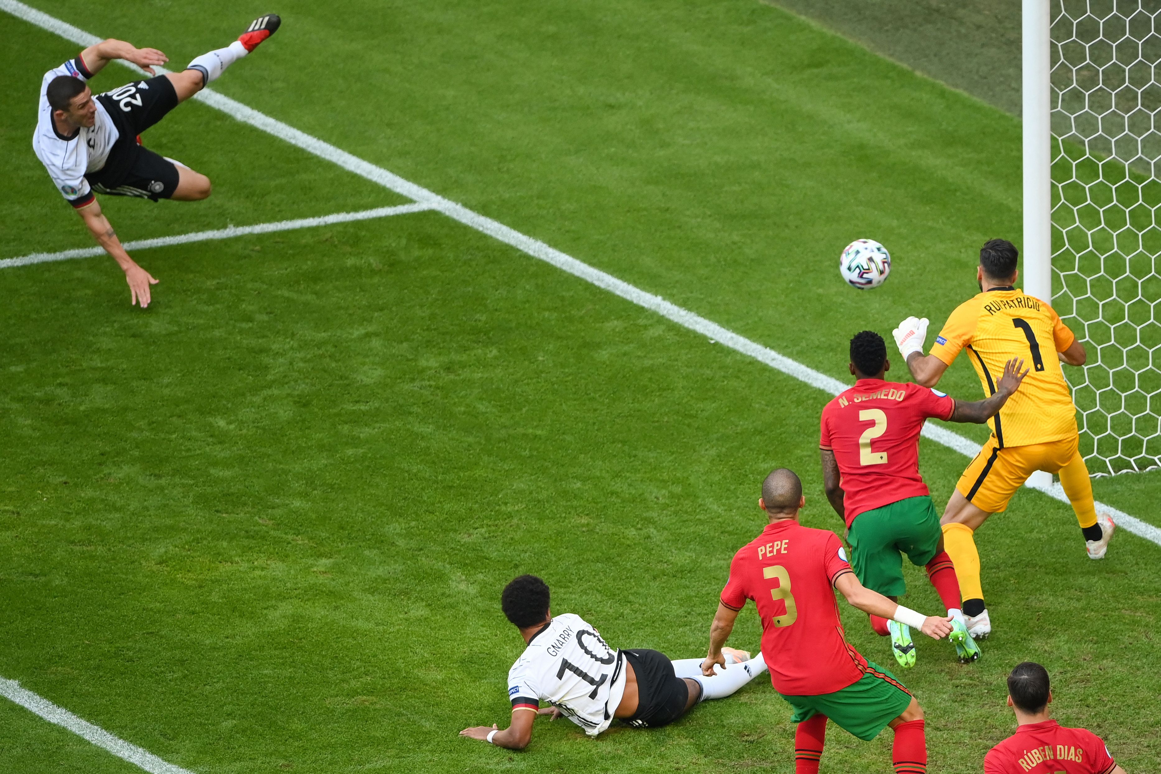 德国左卫戈森斯（左）打爆葡军右路！虽然第5分钟打进一个漂亮进球越位不算（图），但他随后一次传球制造乌龙球，还在下半场传射建功。（法新社照片）

