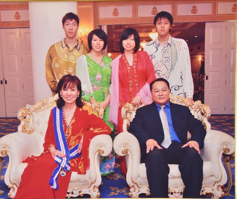 2007年获沙巴州元首封赐拿督勋衔，黄小娟与夫婿黄天恩及孩子分享荣耀。后排左起为长子嘉驹、长女雯妮、次女家韵及次子家毅。