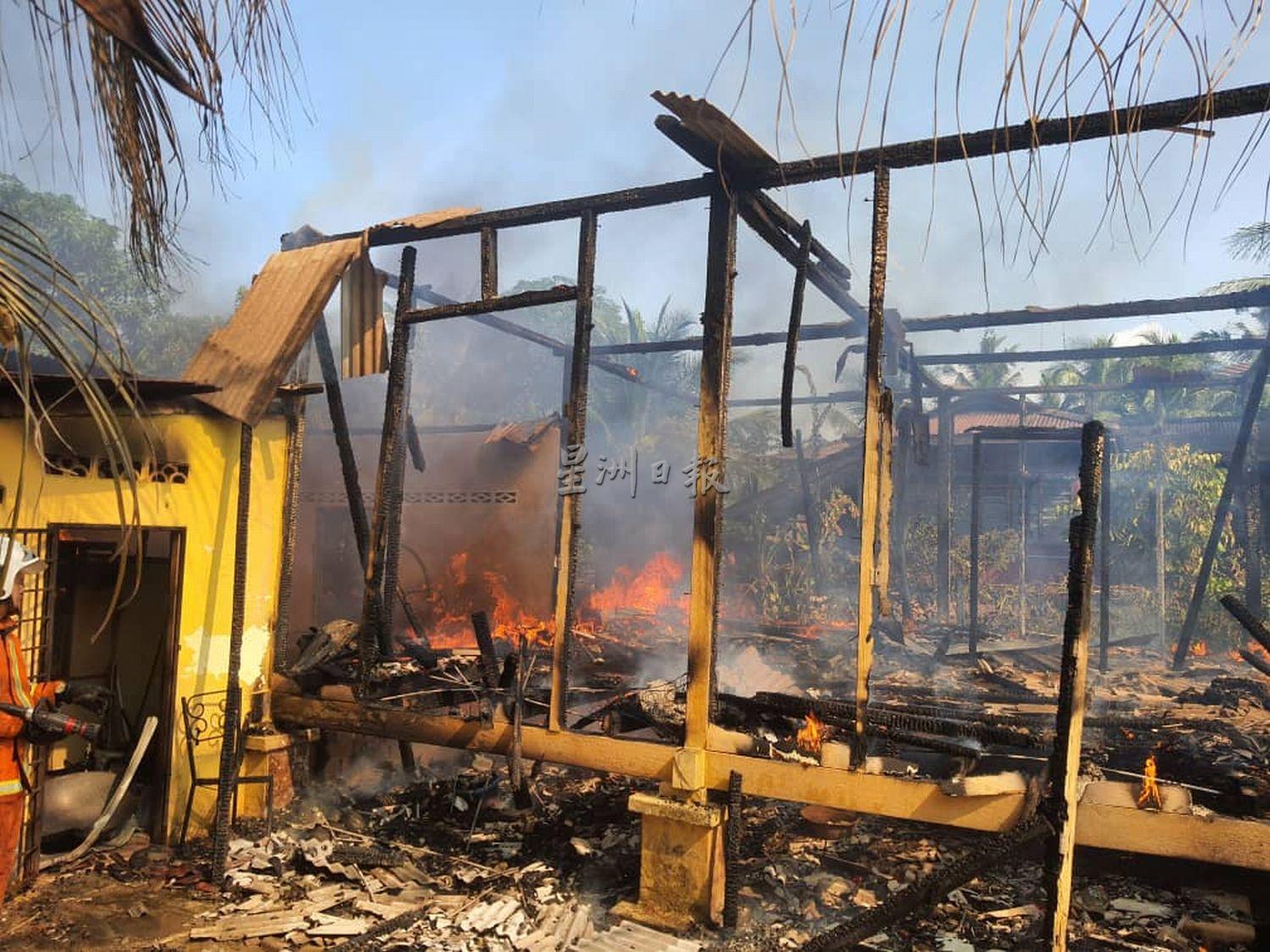 马日丹那甘榜峇汝一间半砖屋失火，烧毁90%建筑。