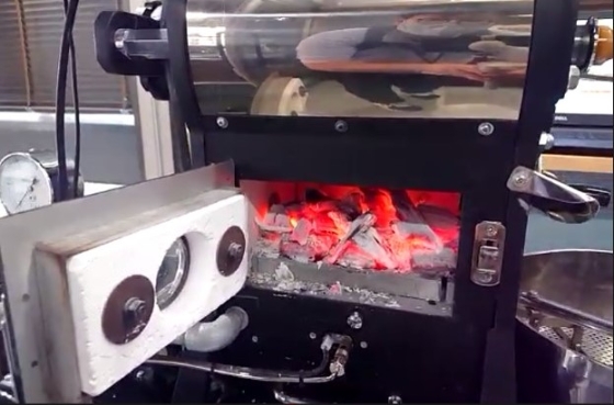 日本结合炭火的高科技烘豆机。

