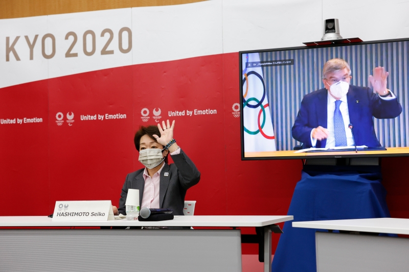 国际奥委会会长巴赫（右）、东京奥组委主席桥本圣子等在线上五方磋商中通过让观众入场观看东京奥运会赛事的决定。（美联社照片）