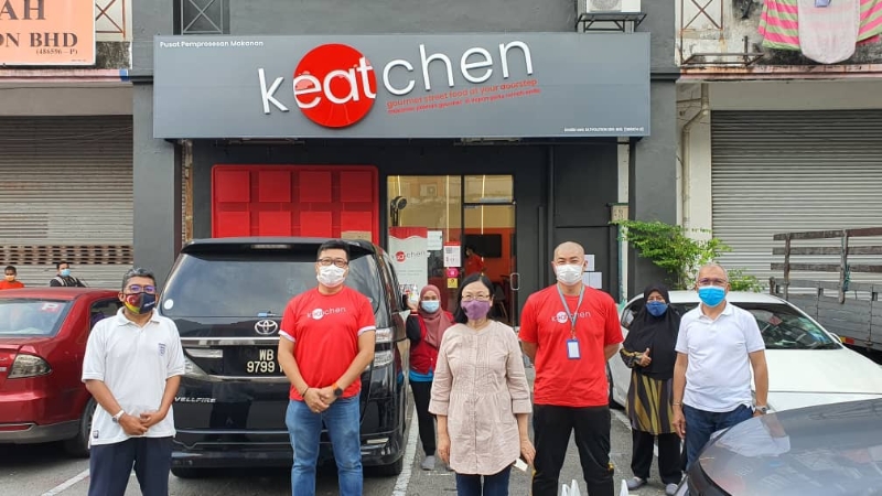 八打灵再也国会议员玛丽亚陈（中）曾在本月4日莅临kEATchen协助派送粮食给社区贫困群体。（受访者提供照片）