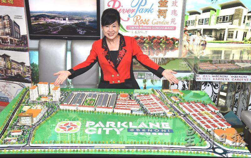 黄小娟带领美嘉城集团在京那律和吧巴推动多项房地产发展计划，现正积极推行占地60英亩的百可丽商业城计划。 