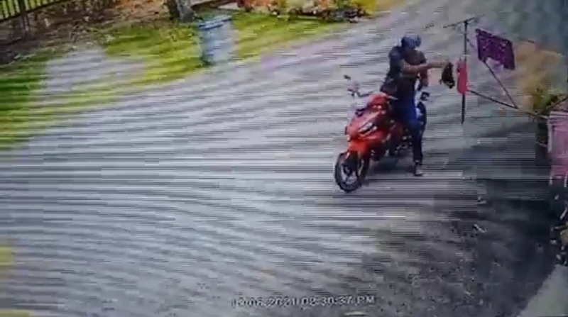 中学园一间住家的闭路电视拍下，有一名男子骑著摩托车经过时，伸手将衣架上的内衣偷走。