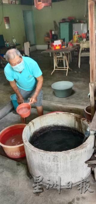 葛金位于巴都峇加新村的木屋厨房里有一口水井，井里水位高于地面，随手就可取水。