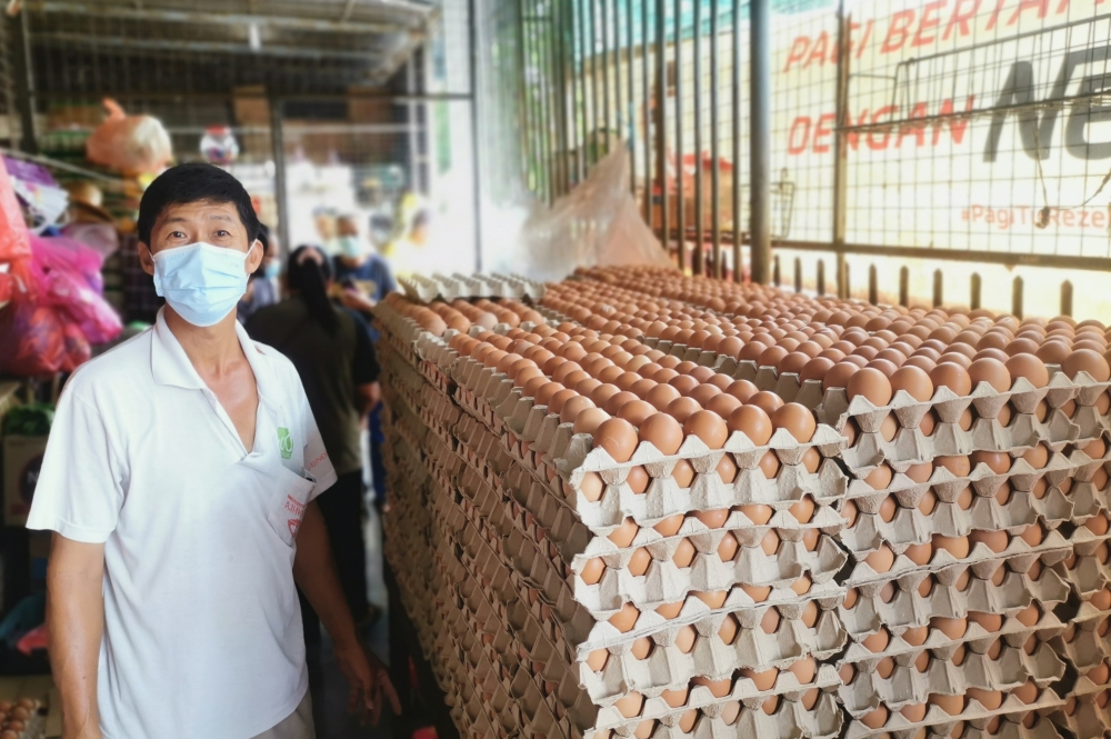 罗先生：自全面封鍞开始，他的杂货店，每天需有4家鸡蛋商供应，才够应付需求。