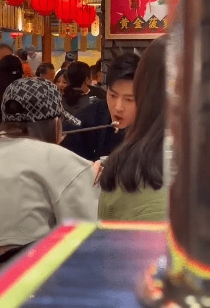 网上有不少肖战在店里吃火锅的视频流出，稍后有网民发现坐在肖战对面吃火锅的女生不是剧组工作人员，而是李沁。