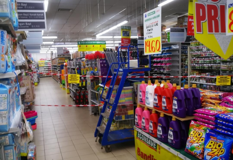 宜康省超市百乐分行的一些部门同样封锁和加上通告帖。