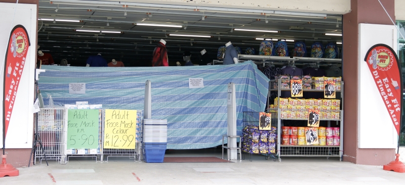 关丹区其中一家百货商店将非必需品区封锁起来。