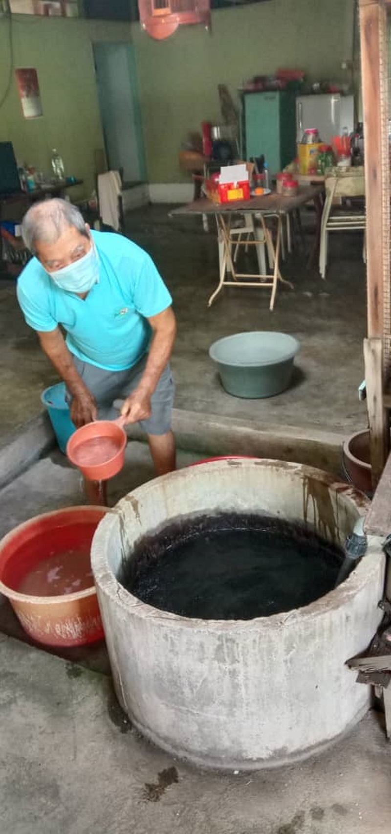 葛金位于巴都峇加新村的木屋厨房里有一口水井，井里水位高于地面，随手就可取水。