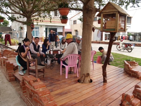 土沟农村里，学生与居民共同改造生活空间。
