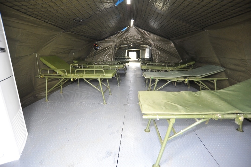 野战医院以“青”一色的设备为主，包括床褥、床架和帐篷。