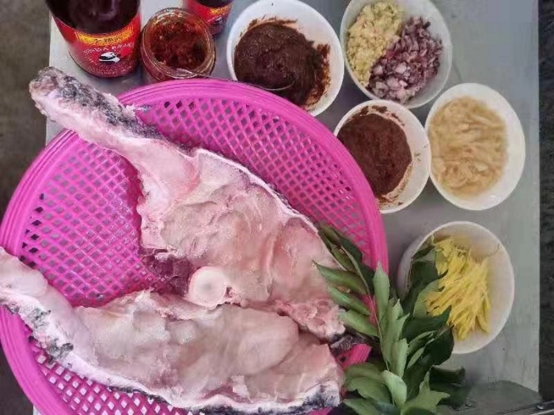 龙趸鱼肉质细嫩,味道鲜美,营养丰富,是经典的“富贵菜系”之一。 龙趸鱼肉质细嫩,味道鲜美,营养丰富,是经典的“富贵菜系”之一。