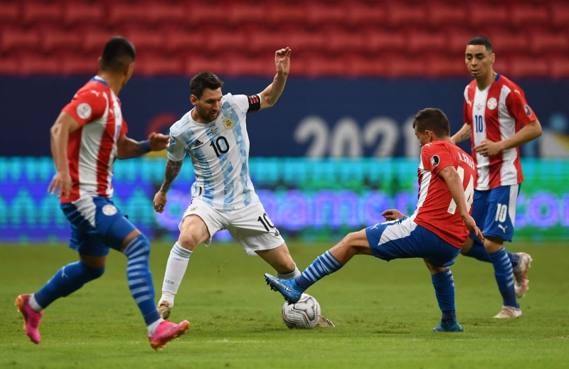 梅西在對巴拉圭的比賽經常被對方二至三名球員緊盯。梅西本場是第147次代表阿根廷隊，追平了馬斯切拉諾的國家隊出場紀錄。（法新社照片）